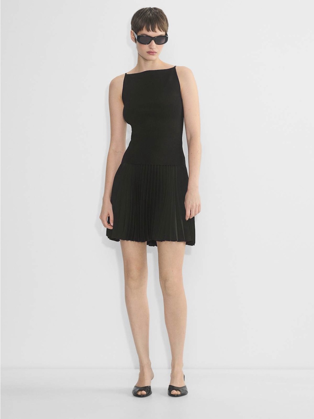 Aritzia Babaton Document Pleated Skirt - Black - Small